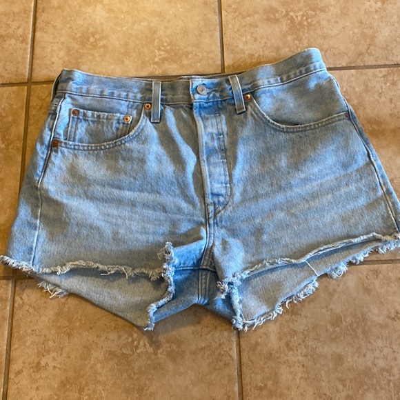 Gently Used Women’s Levi’s 501 Original Short Shorts - Picture 4 of 7